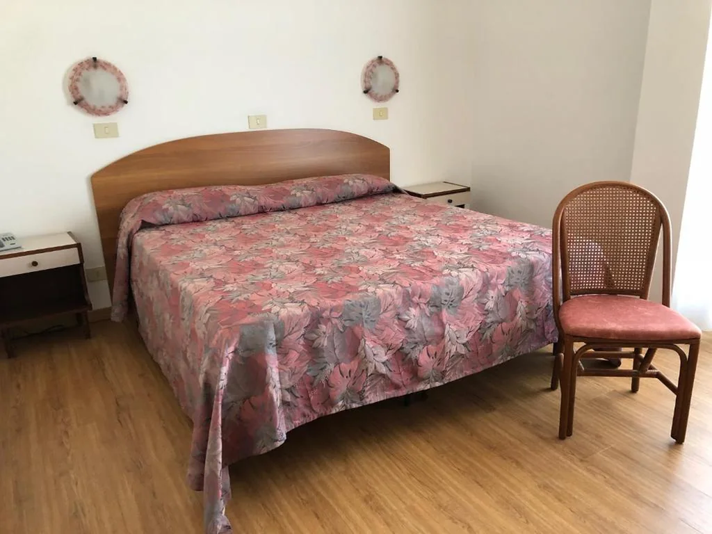 Camera Tripla Economy — International Hotel