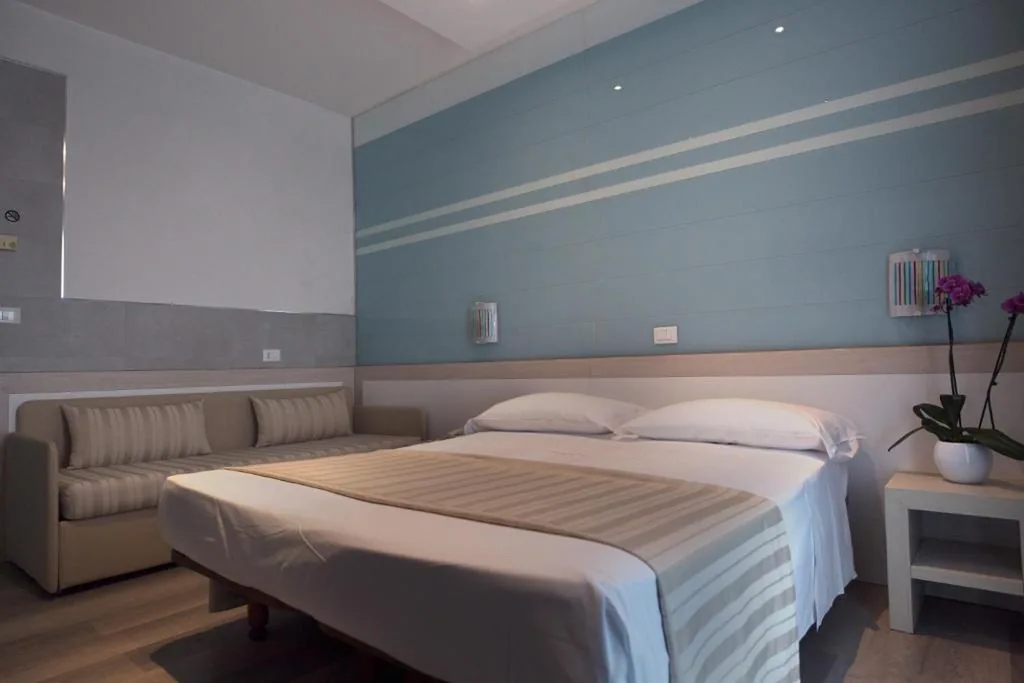 Elegance Triple Room with Beach Access — Hotel Colombo