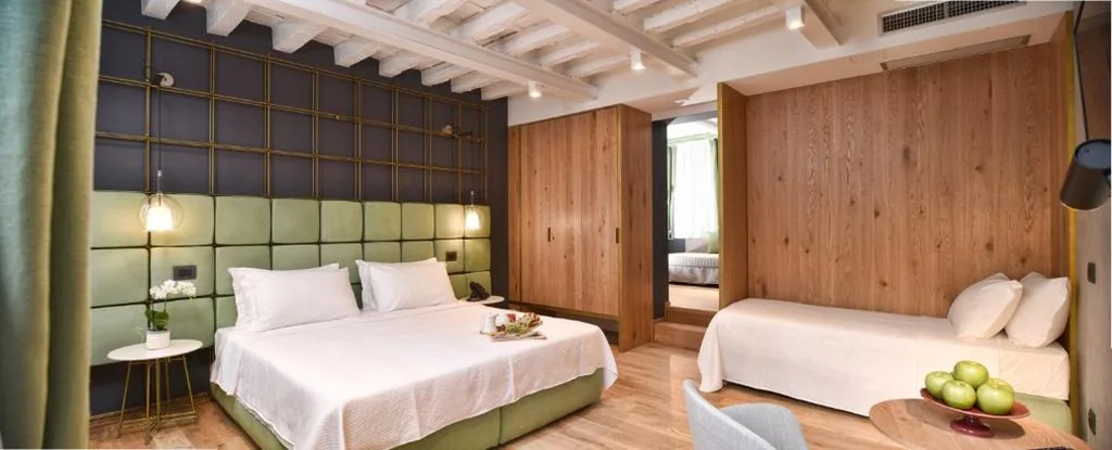 Exclusive Triple Room with Canal View — Hotel Maison Ducal