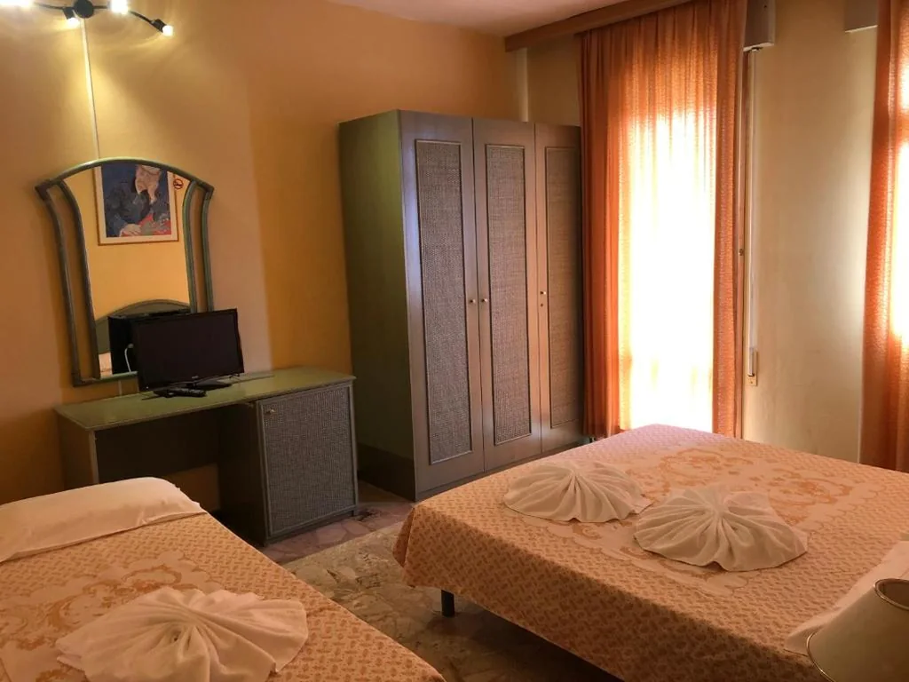 Triple Room — Hotel AMALFI & Restaurant Karaoke Bar