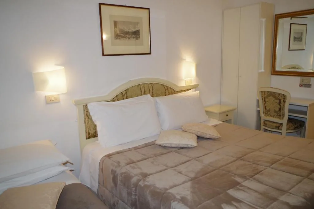 Triple Room — Hotel Casa Petrarca