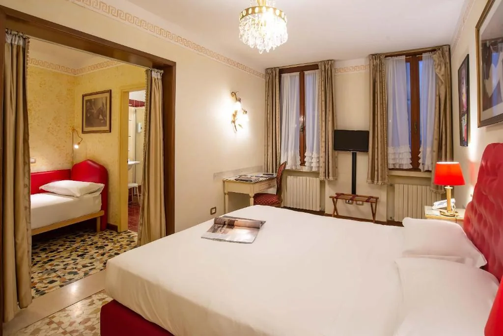 Triple Room — Hotel La Fenice et Des Artistes