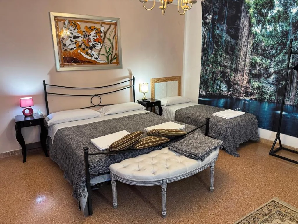 Luxury Triple Room — Lions Venice Guest house
