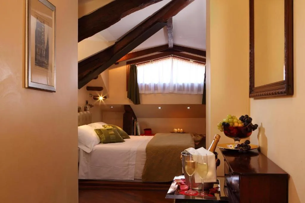 Triple Room — Pensione Accademia – Villa Maravege