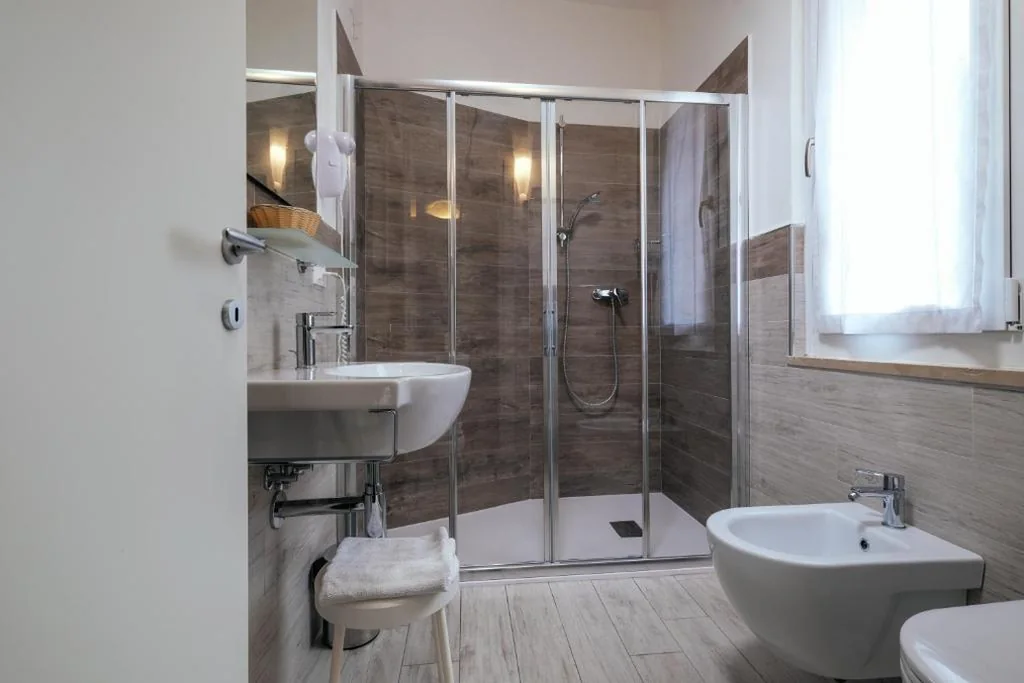 Camera Tripla Standard con Balcone e Vista Lago Parziale — Hotel Firenze 3 Stelle Superior