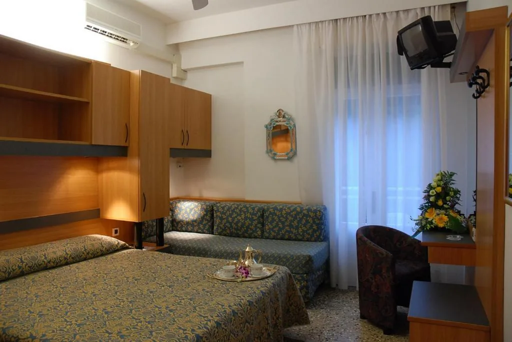 Standard Triple Room with Balcony — Hotel Valdor