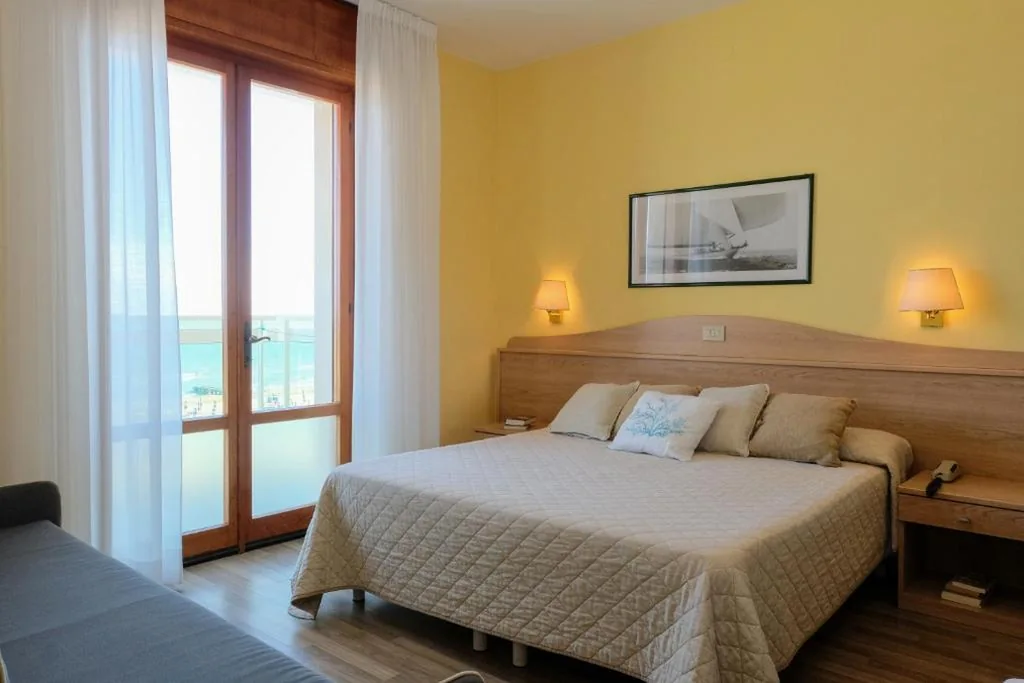 Standard Triple Room with Sea View — Hotel Orizzonte