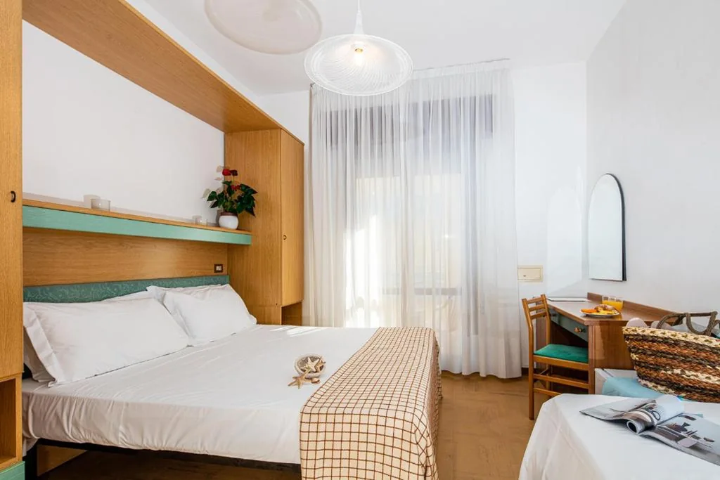 Camera Tripla Standard con Vista sul Mare Laterale — Hotel Astor