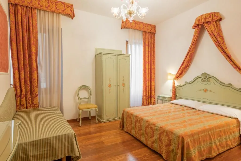 Camera Tripla Standard — Hotel al Sotoportego