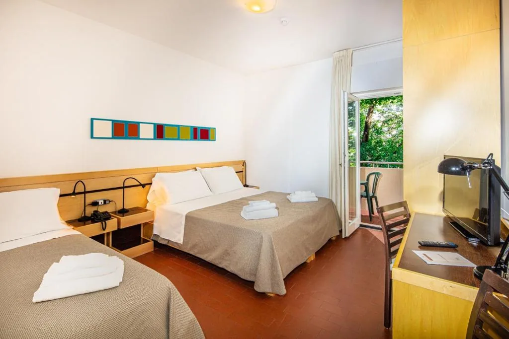 Standard Triple Room — Hotel La Pergola Dependance