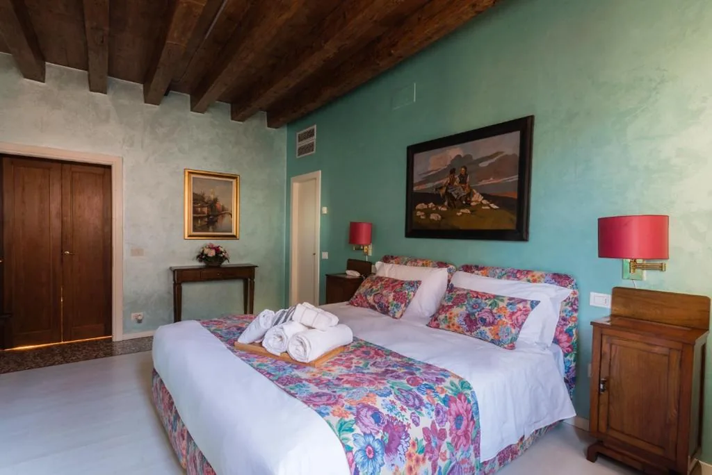 Camera Tripla Standard — Locanda Ai Santi Apostoli Sul Canal Grande – Ferretti Hotels Collection