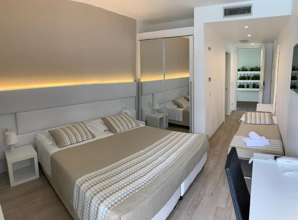 Camera Tripla Superior (2 Adulti + 1 Bambino) — Hotel Villa Katy