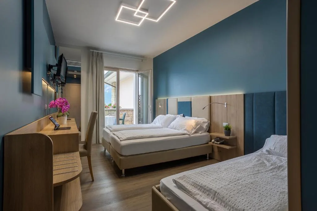 Superior Triple Room with Balcony and Lake View — Hotel Veronesi
