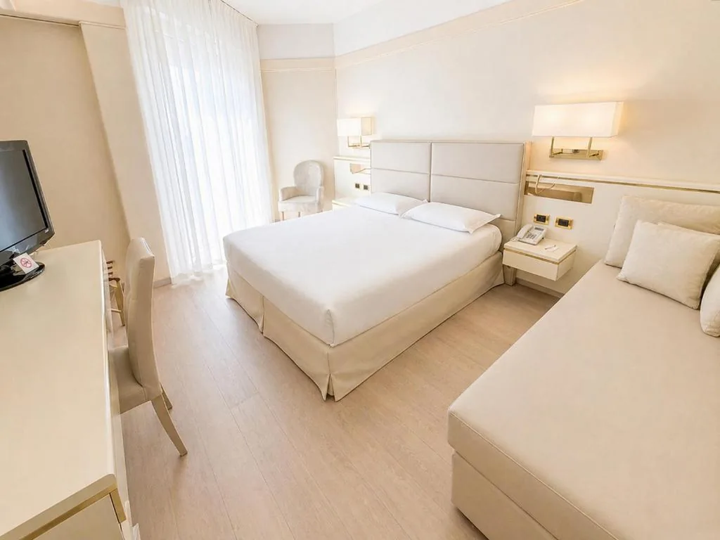 Camera Tripla Superior con Vista Mare — Hotel Bristol