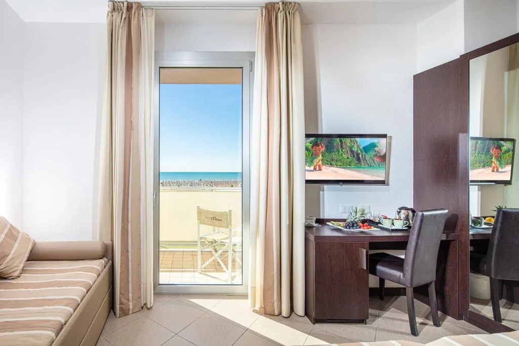 Camera Tripla Superior con Vista Mare — Hotel Excelsior