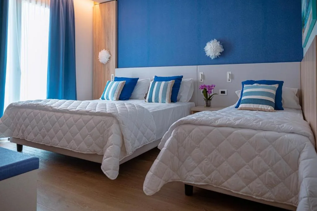 Camera Tripla Superior con Vista Mare Laterale — Hotel Galassia Suites & Spa