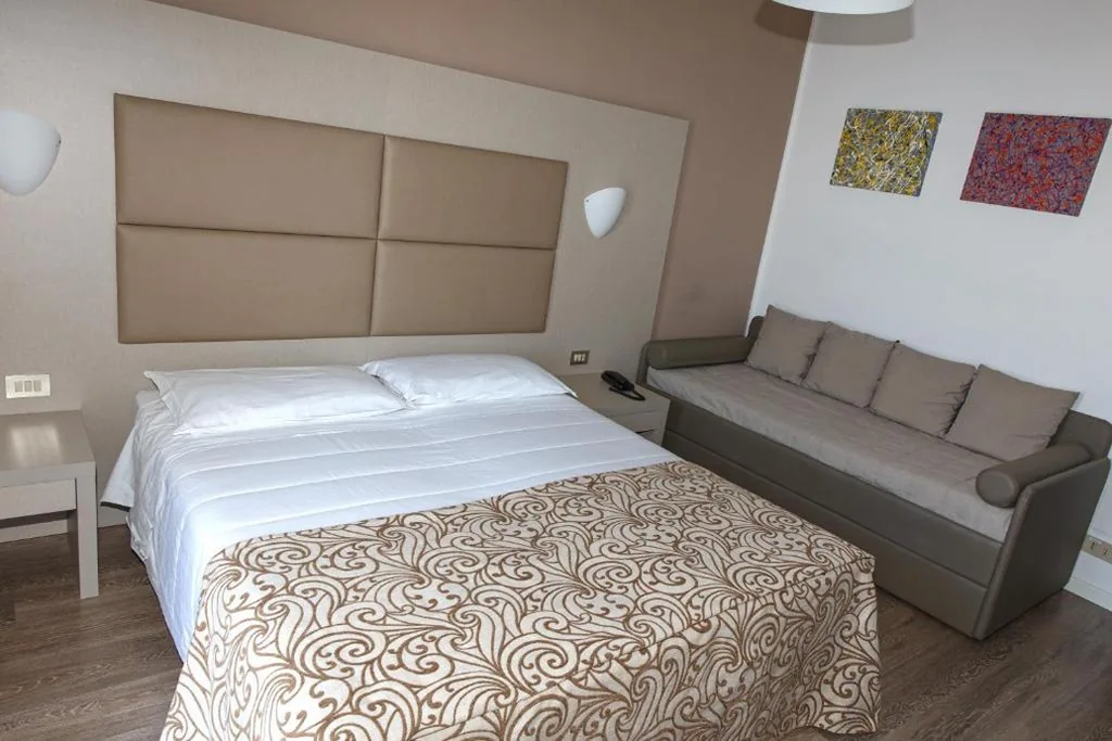 Camera Tripla Superior con Vista Mare Laterale — Hotel Sirenetta