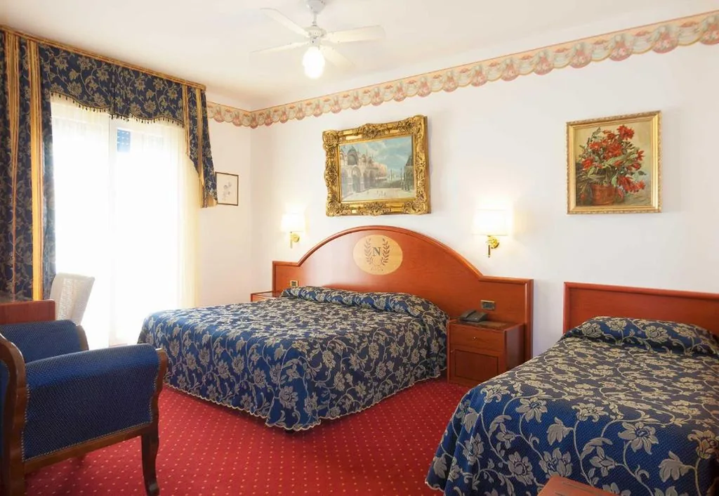 Camera Tripla Superior — Hotel Napoleon