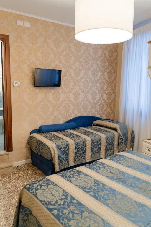 Camera Tripla Superior — Hotel Tivoli