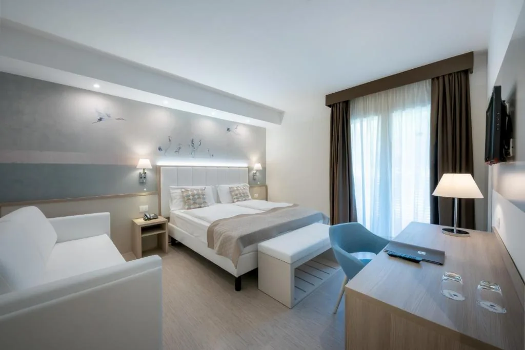 Camera Tripla Superior — International Beach Hotel