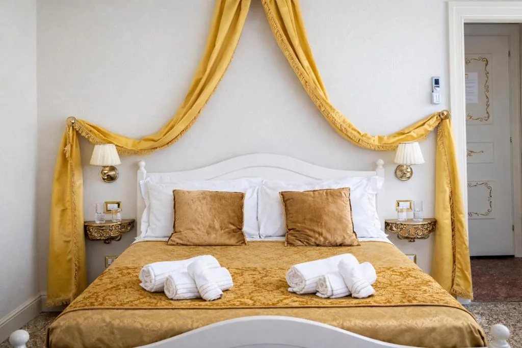 Camera Tripla Superior — Palazzo Titti Rialto Suites