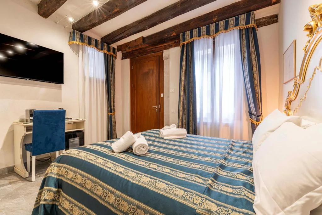 Classic Double or Twin Room with City View - Annex Building — Ca’Paradiso