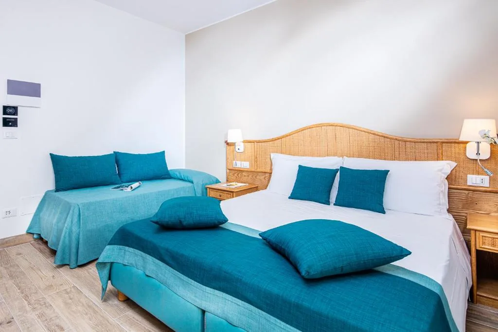 Classic Double Room with Sofa Bed and partial sea view — Hotel Capitol
