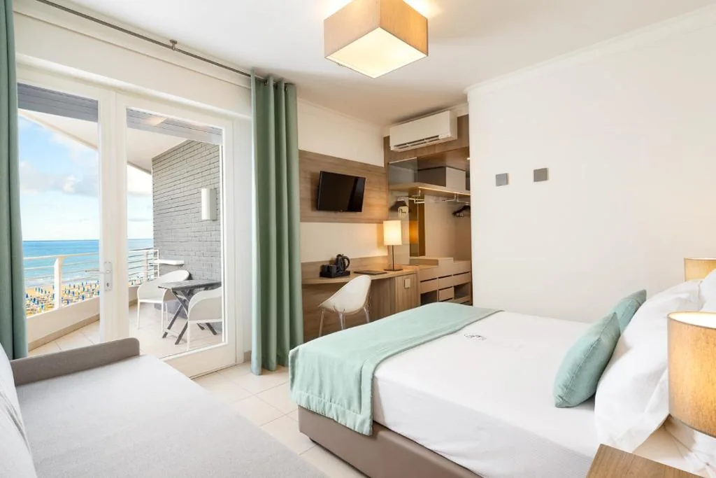 Classic Triple Room with Sea and Pool View — Hotel Mariver