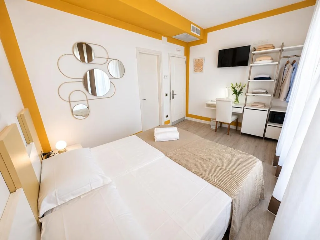 Comfort Twin or Double Room with Balcony and Side Sea View — Hotel Karinzia