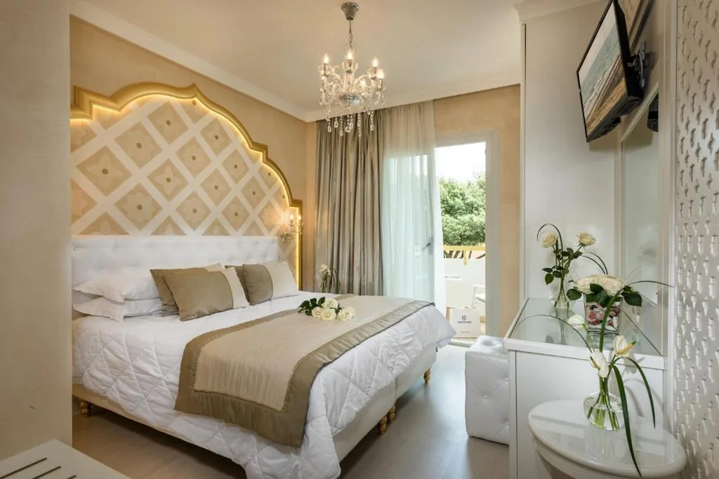 Deluxe Double or Twin Room with Balcony and Lateral Sea view — Luxor e Cairo The Beach Resort
