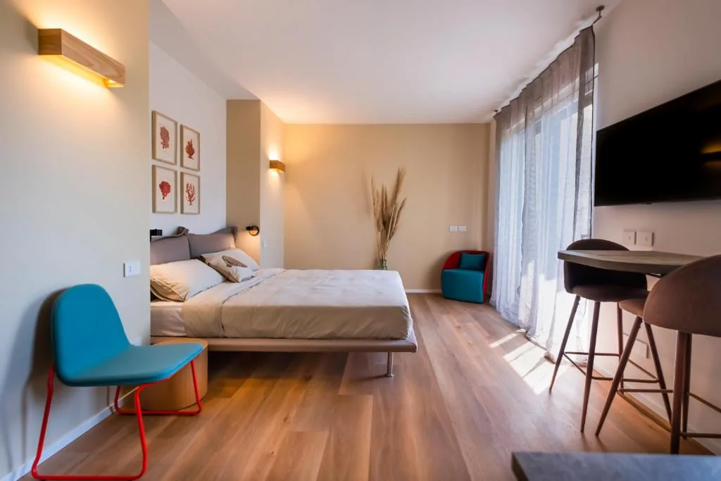 Deluxe Double Room with Balcony and Partial Lake View — Plaza Lago di Garda Rooms – Rooftop, Lakeview & Jacuzzi