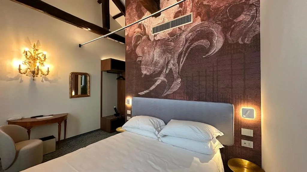 Deluxe Double Room with Partial Grand Canal View — Ai Due Fanali