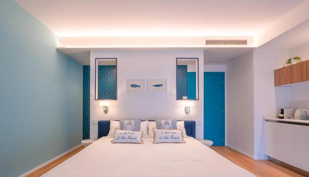 Deluxe Double Room with Spa Bath and Partial Lake View — Plaza Lago di Garda Rooms – Rooftop, Lakeview & Jacuzzi