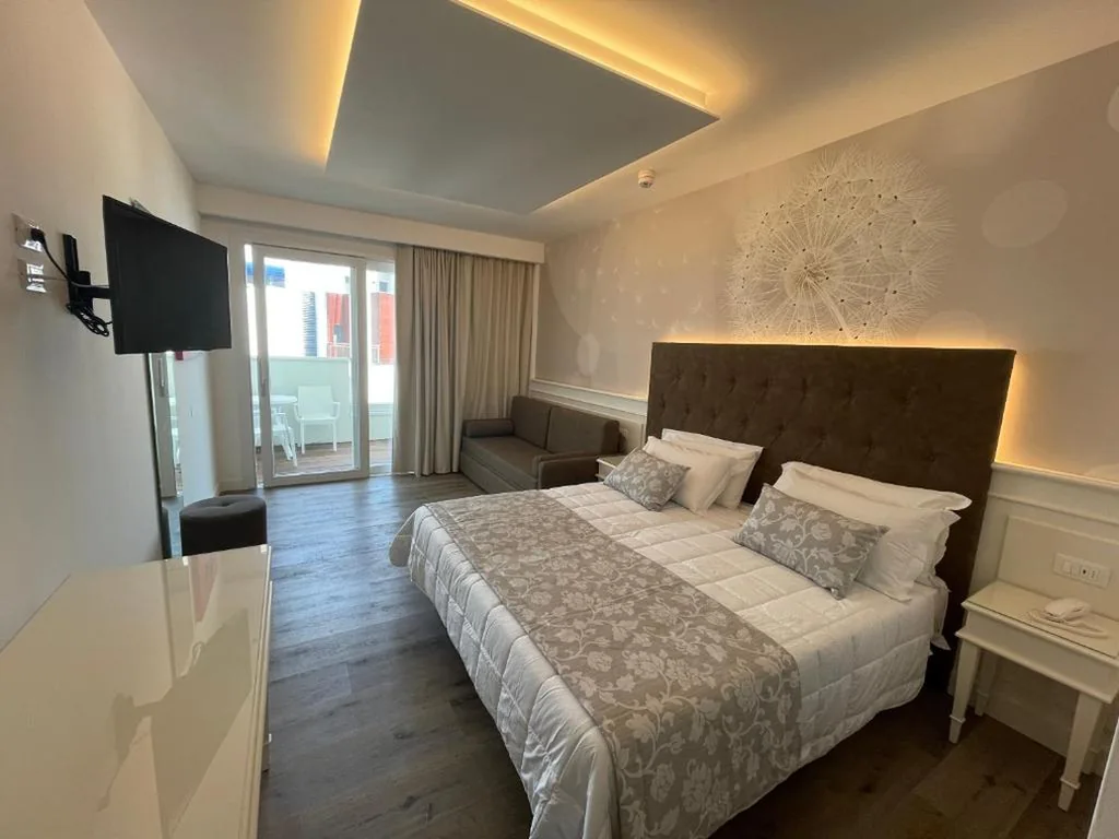 Deluxe Junior Suite with Balcony and Side Sea View — Park Hotel Cellini