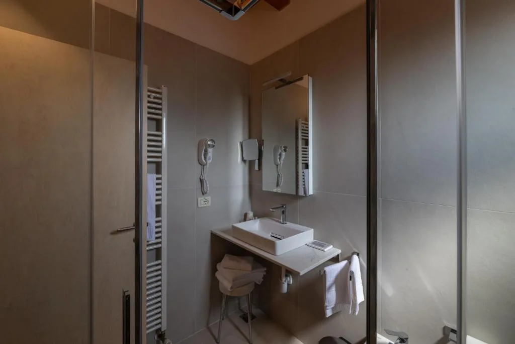 Deluxe King Room - No Pets Allowed — Hotel Villa Angelina