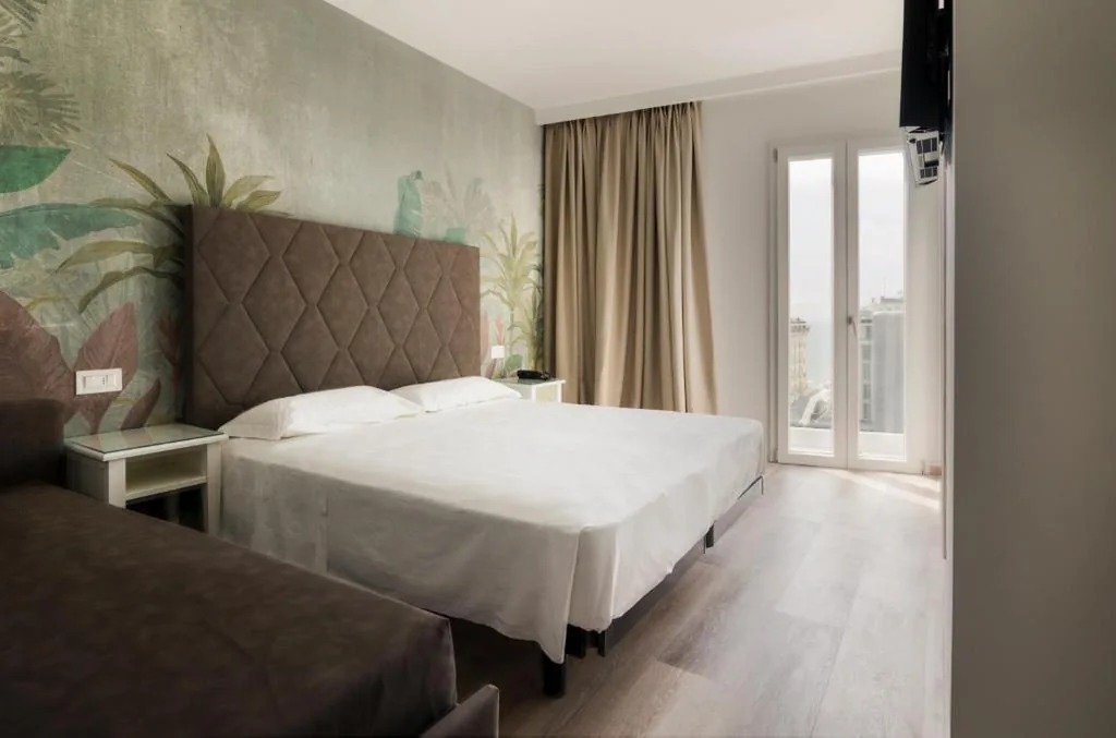 Deluxe Panorama Room with Balcony and Sea View — Hotel President
