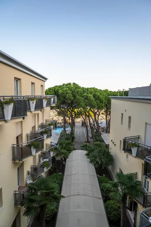Deluxe Quadruple Room with Balcony Partial Sea View — Hotel Excelsior