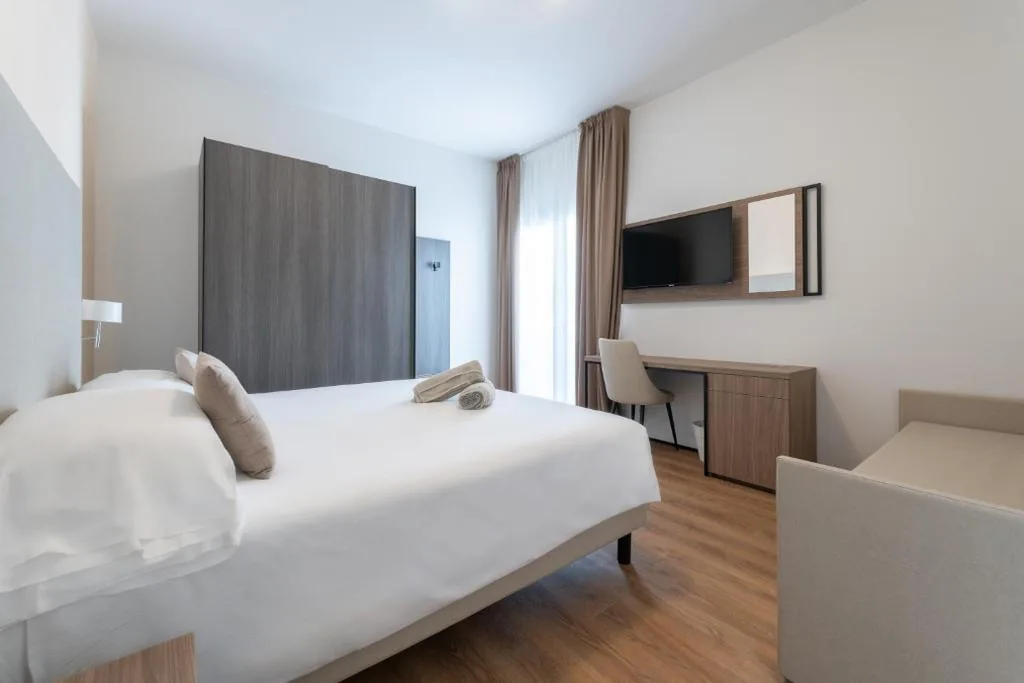 Deluxe Triple Room with Balcony Lateral Sea View — Hotel Excelsior