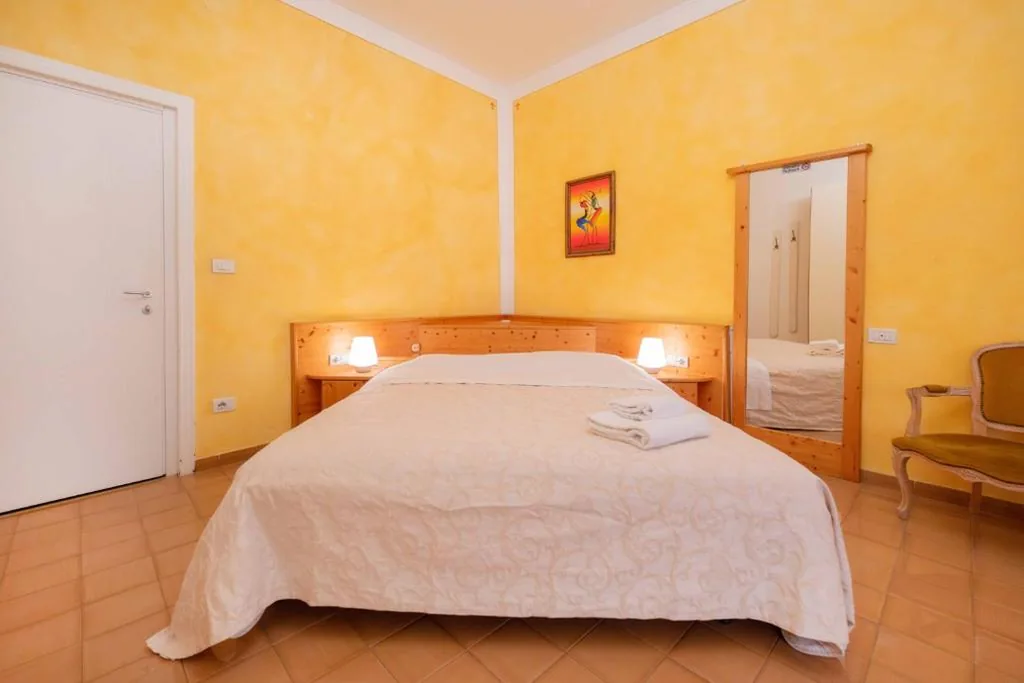 Deluxe Triple Room with External Bathroom — Al Filarmonico