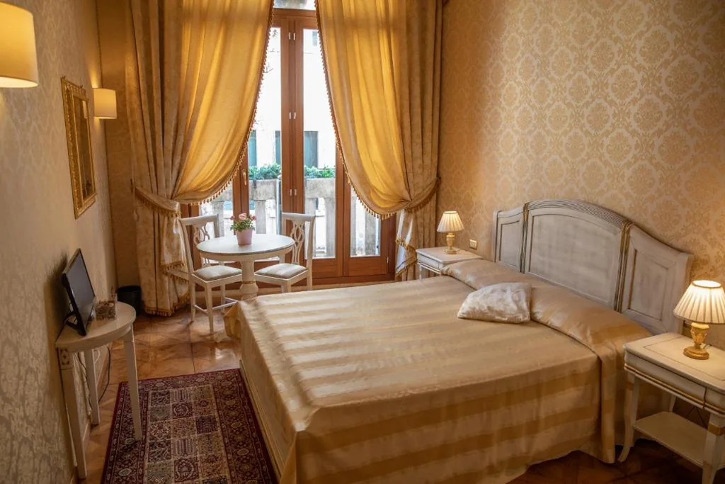 Double Room with Balcony and Canal View with Private External Bathroom in Aisle — Dimora Al Doge Beato Canal View