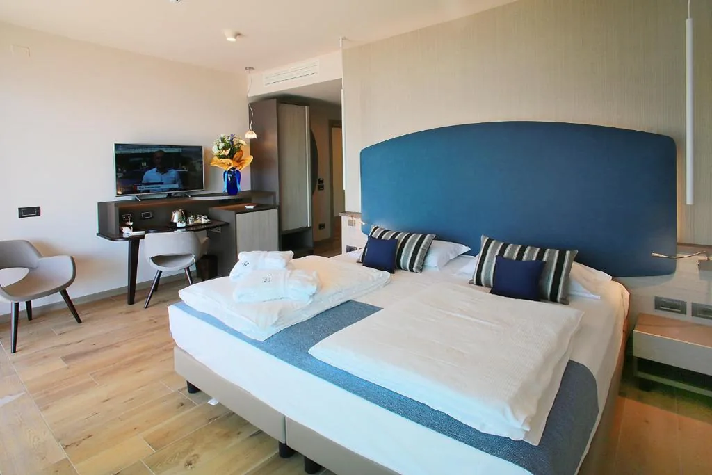 Double Room with Terrace and Lake View — Villa Remo by Hotel Galvani