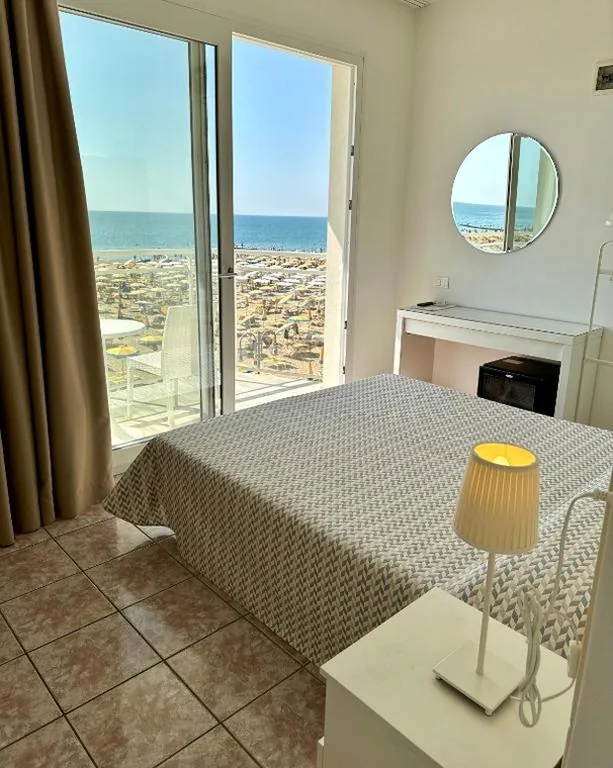 Due Camere Comunicanti con Terrazza e Vista Mare Frontale (4/5 Persone) — Hotel Nizza Frontemare Superior 3 Stelle