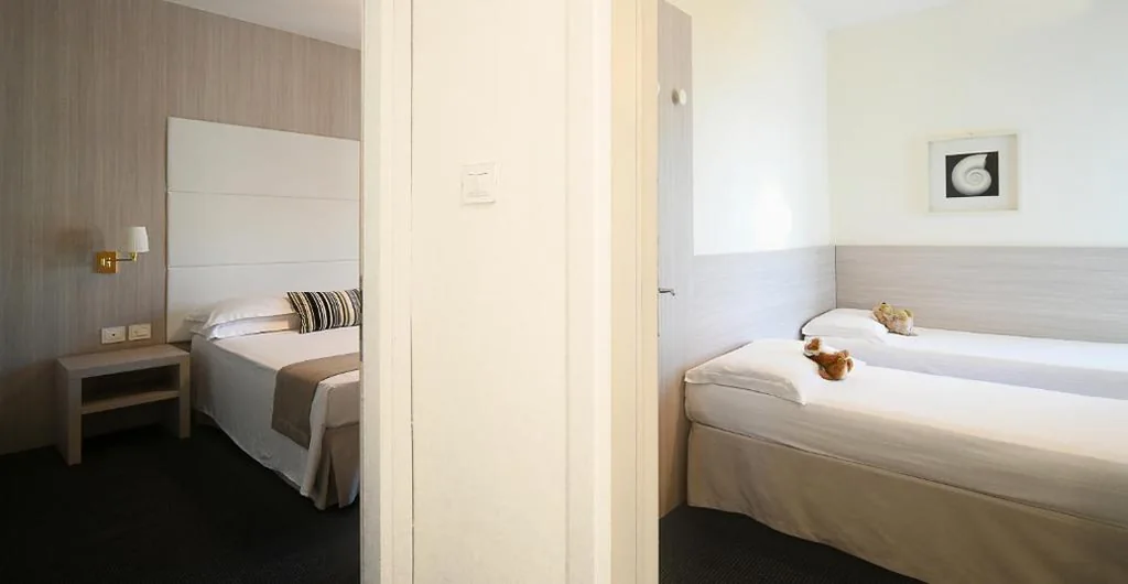 Due Camere Comunicanti con Vista Mare Parziale (2 Adulti + 2 Bambini) — Hotel Atlantico