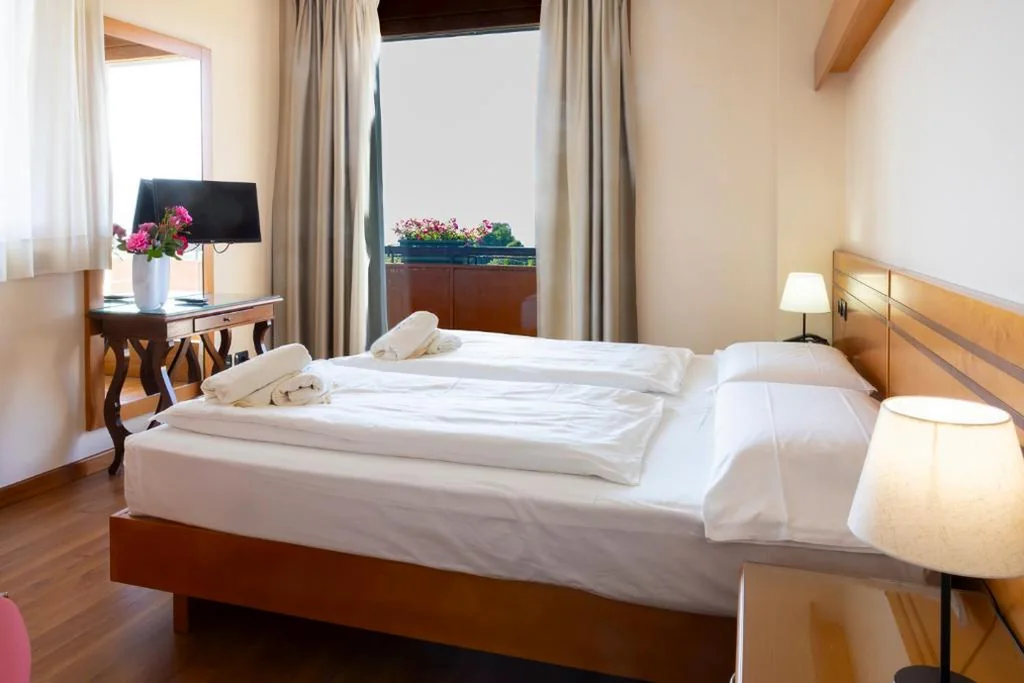 Due Camere Comunicanti Doppie con Letti Singoli con Balcone — Parc Hotel Casa Mia
