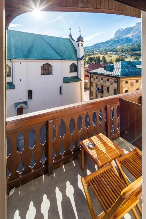 Due Camere Comunicanti Matrimoniali/Doppie con Letti Singoli — Hotel Montana