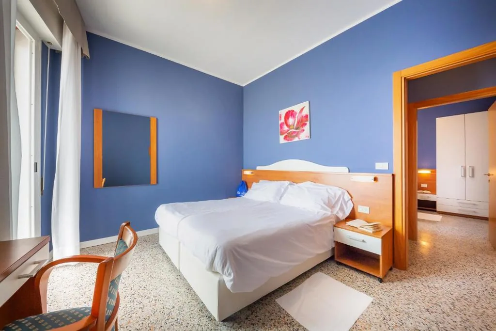 Due Camere Matrimoniali Comunicanti Fronte Mare — Hotel Verona