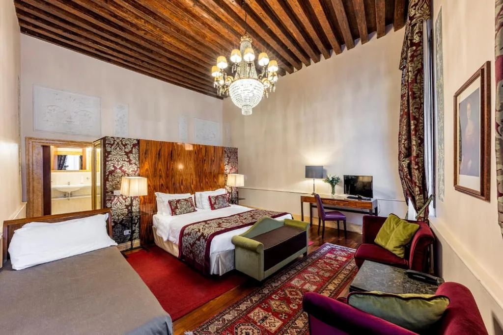 Family Junior Suite with Canal View — Hotel Casa Verardo Residenza d’Epoca