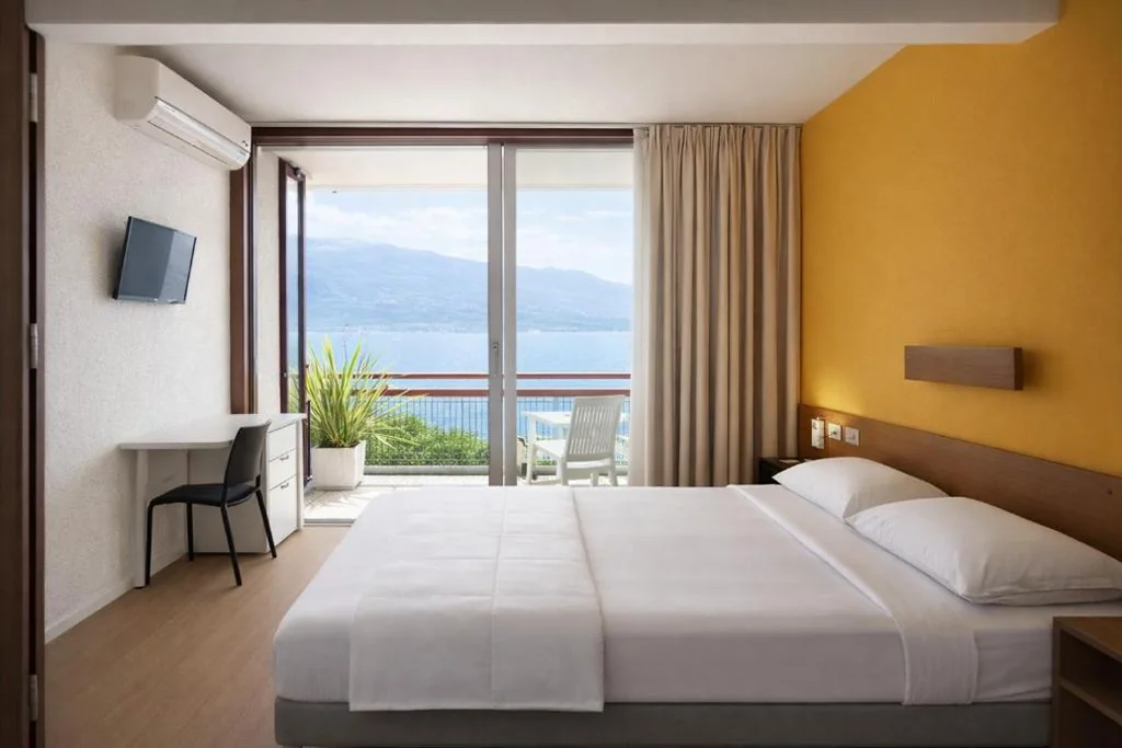Family Room with Lake View – Connecting Rooms — Hotel Lido Lakefront