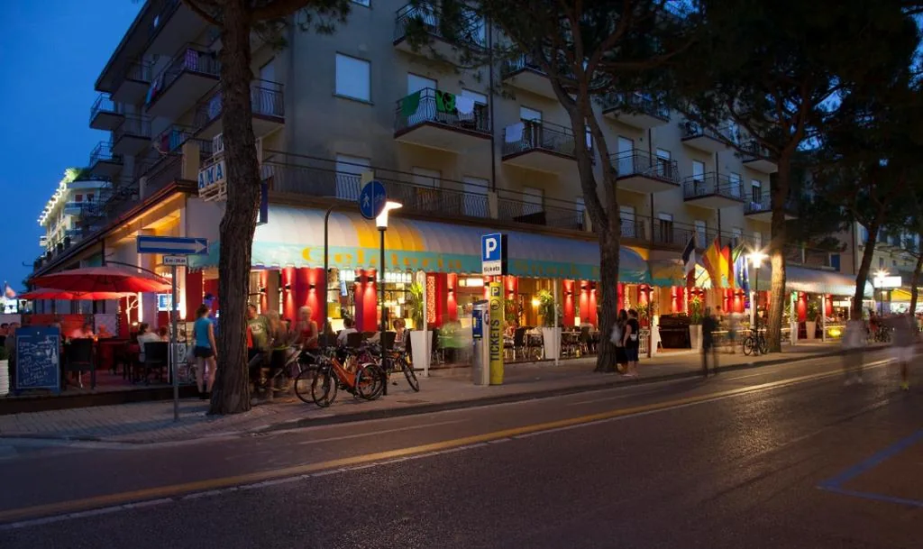 Hotel AMALFI & Restaurant Karaoke Bar — foto 6