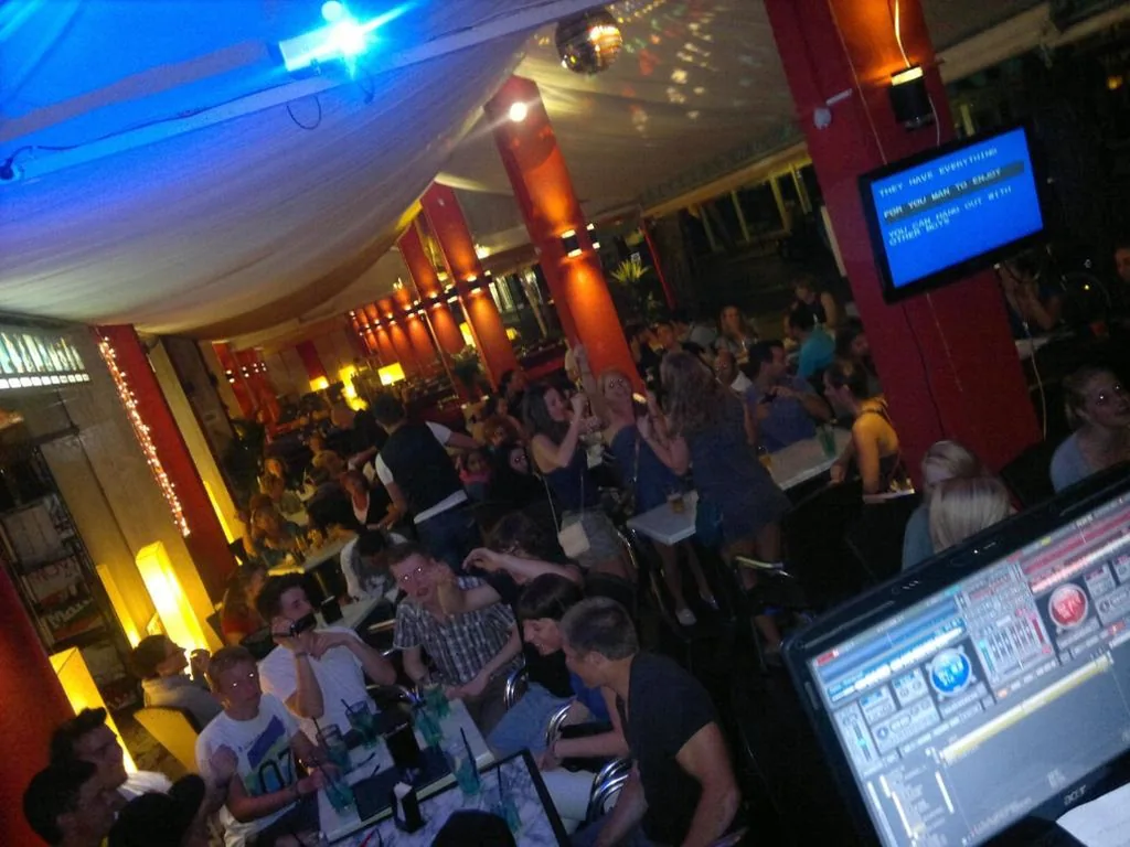 Hotel AMALFI & Restaurant Karaoke Bar — foto 7